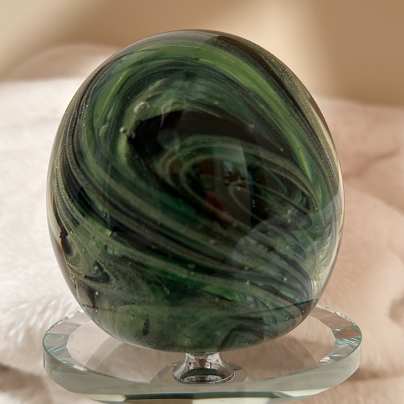 Vintage Kerry Irish Art Glass Paperweight Emerald Green Swirls from Ireland - Picture 3 of 7